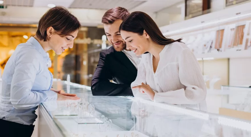 Cách tư vấn bán hàng trang sức thu hút khách hàng