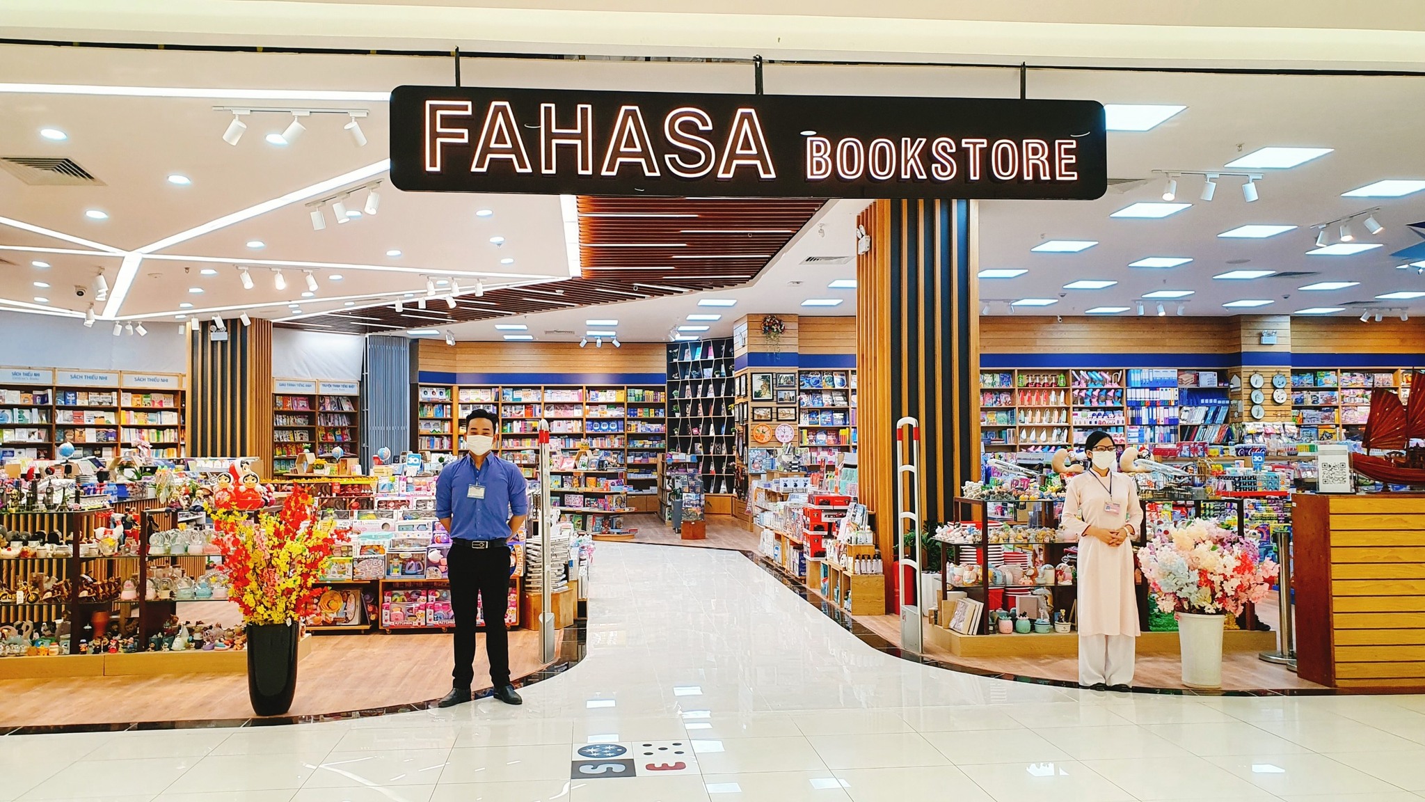 NHÀ SÁCH FAHASA LONG BIÊN TRỞ LẠI ĐẲNG CẤP VÀ SANG TRỌNG HƠN