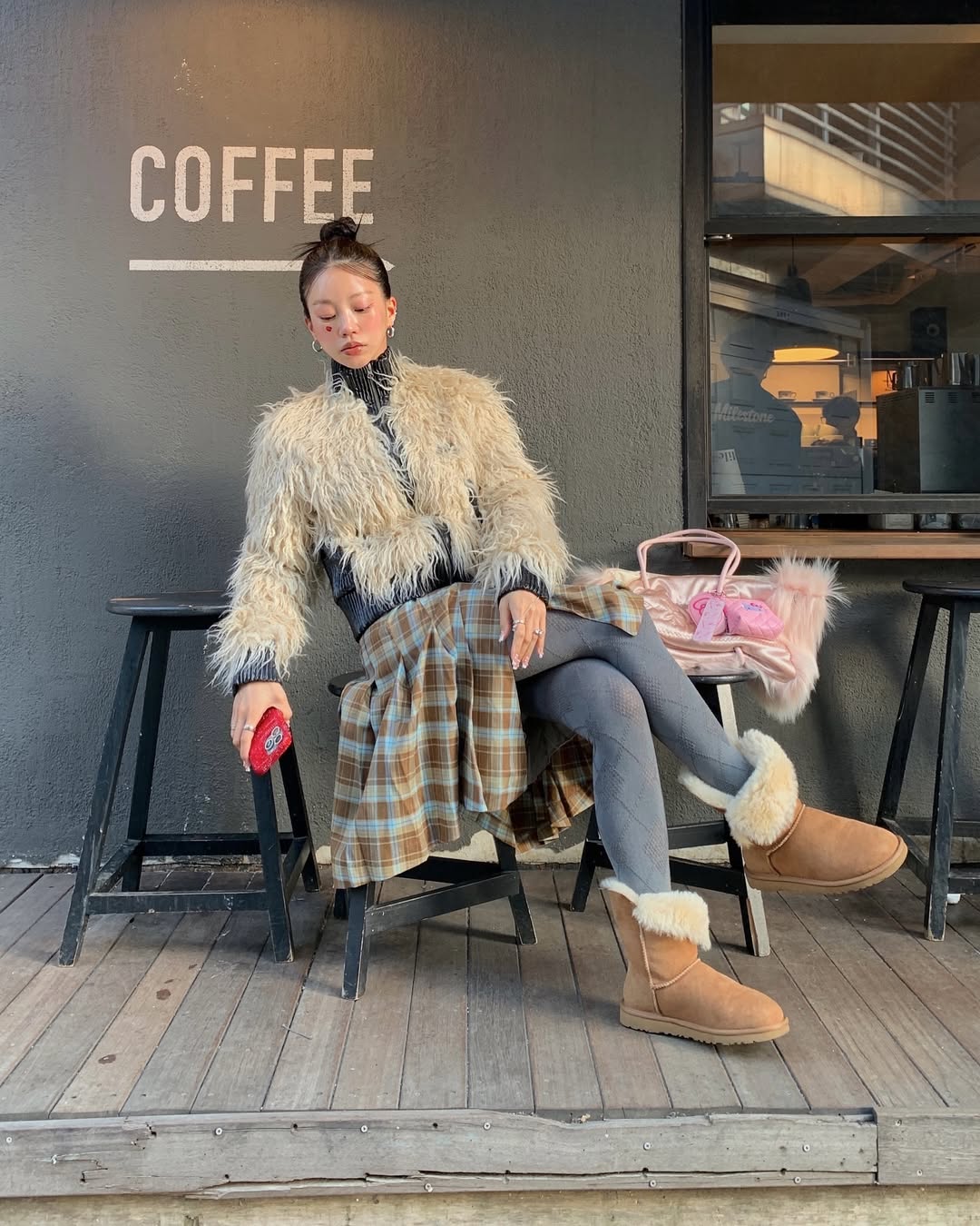 áo khoác lông và váy chân