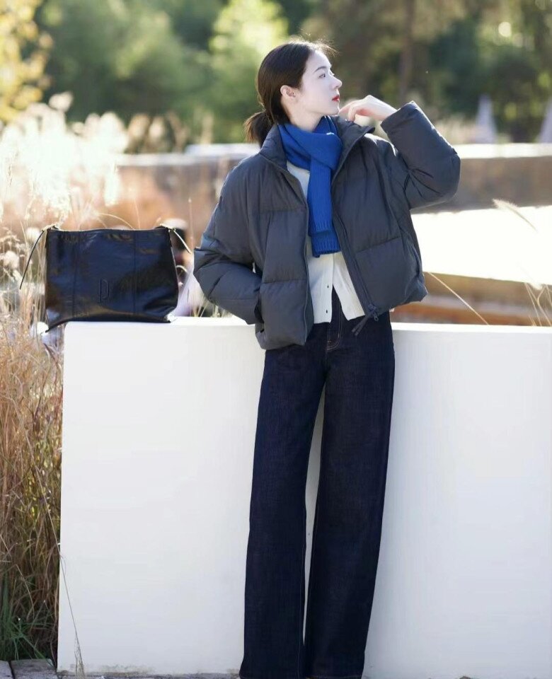 Kết hợp áo phao ngắn màu đen với quần jeans cạp cao dáng suông đơn giản nhưng có thể tối ưu chiều cao. 