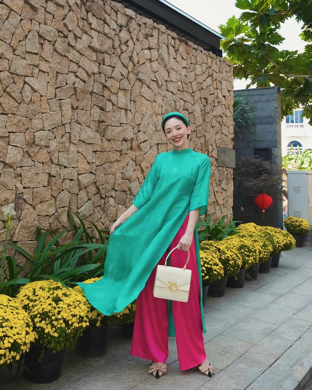 Tóc Tiên áo dài xanh nổi lá bật