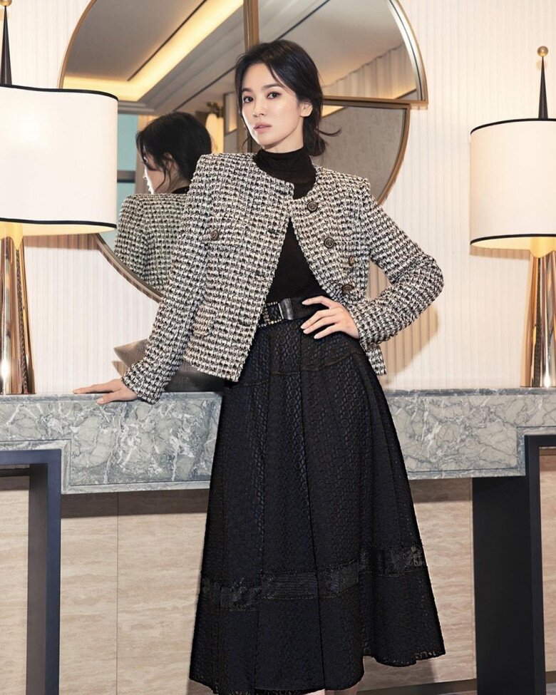 Chân váy dài với áo dạ là đôi đôi ăn ý cho những cô nàng yêu thích sự dịu dàng, thanh nhã. Sự kết hợp quy tắc trên ngắn, dưới dài cũng giúp phái đẹp ăn chiều cao hiệu quả.