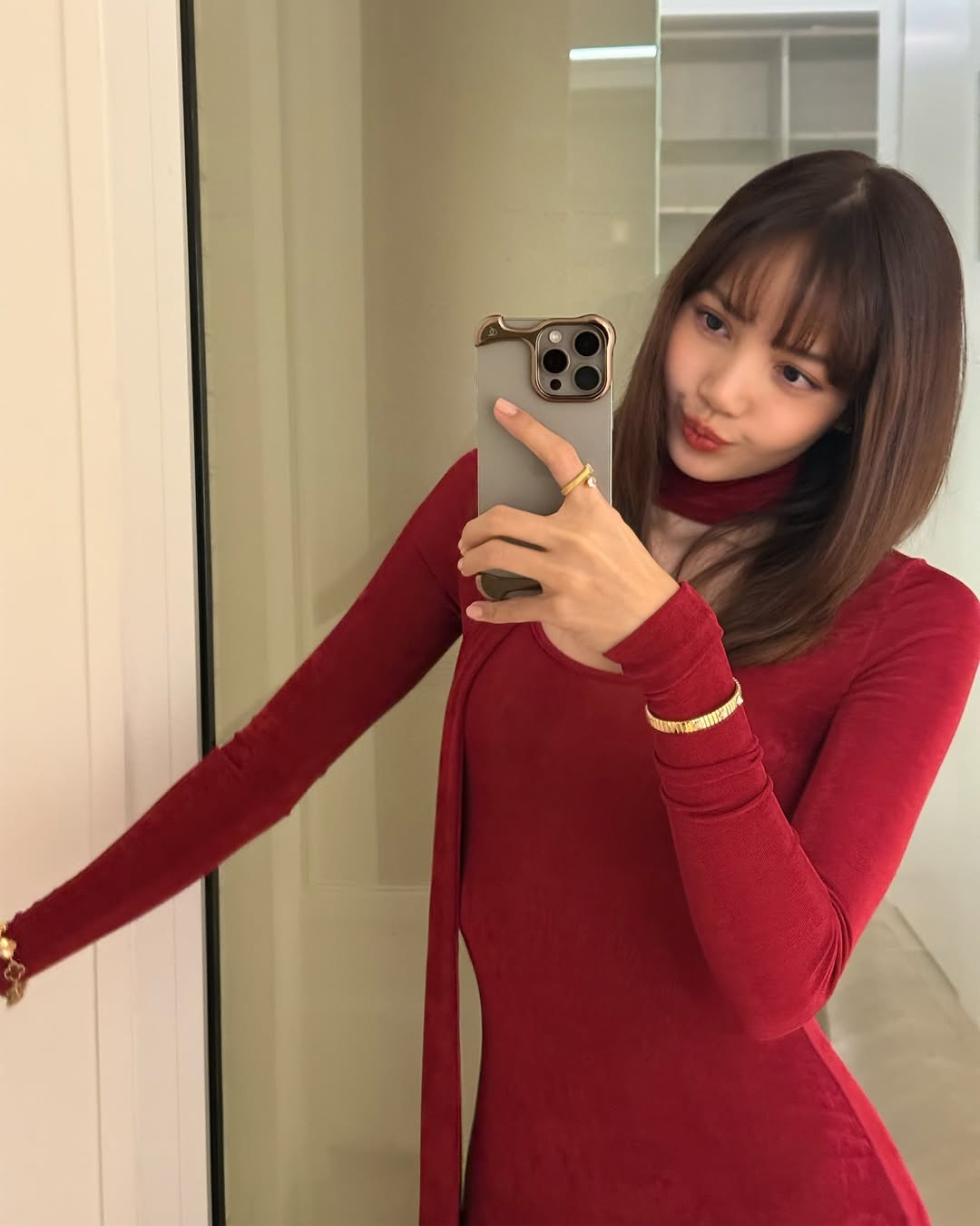 lalalalisa_mặt đầm dạ hội đỏ