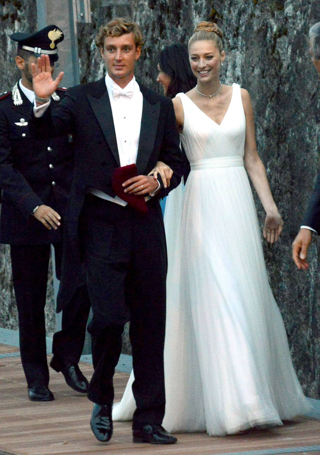 5 thiết kế váy cưới đẹp mắt của nữ quý tôc Beatrice khiến công chúng phải trầm trồ và giới mộ điệu thời trang cũng phải hết lời khen ngợi.