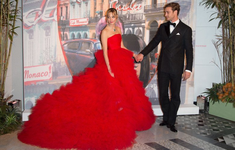 Gu thời trang của Beatrice không hề thua kém Công nương Kate của Vương quốc Anh và thậm chí còn sang đẹp hơn nhiều. Xuất hiện trong sự kiện Rose Ball thường niên gây quỹ cho Quỹ Princess Grace, cô ăn mặc nổi bật như công chúa.