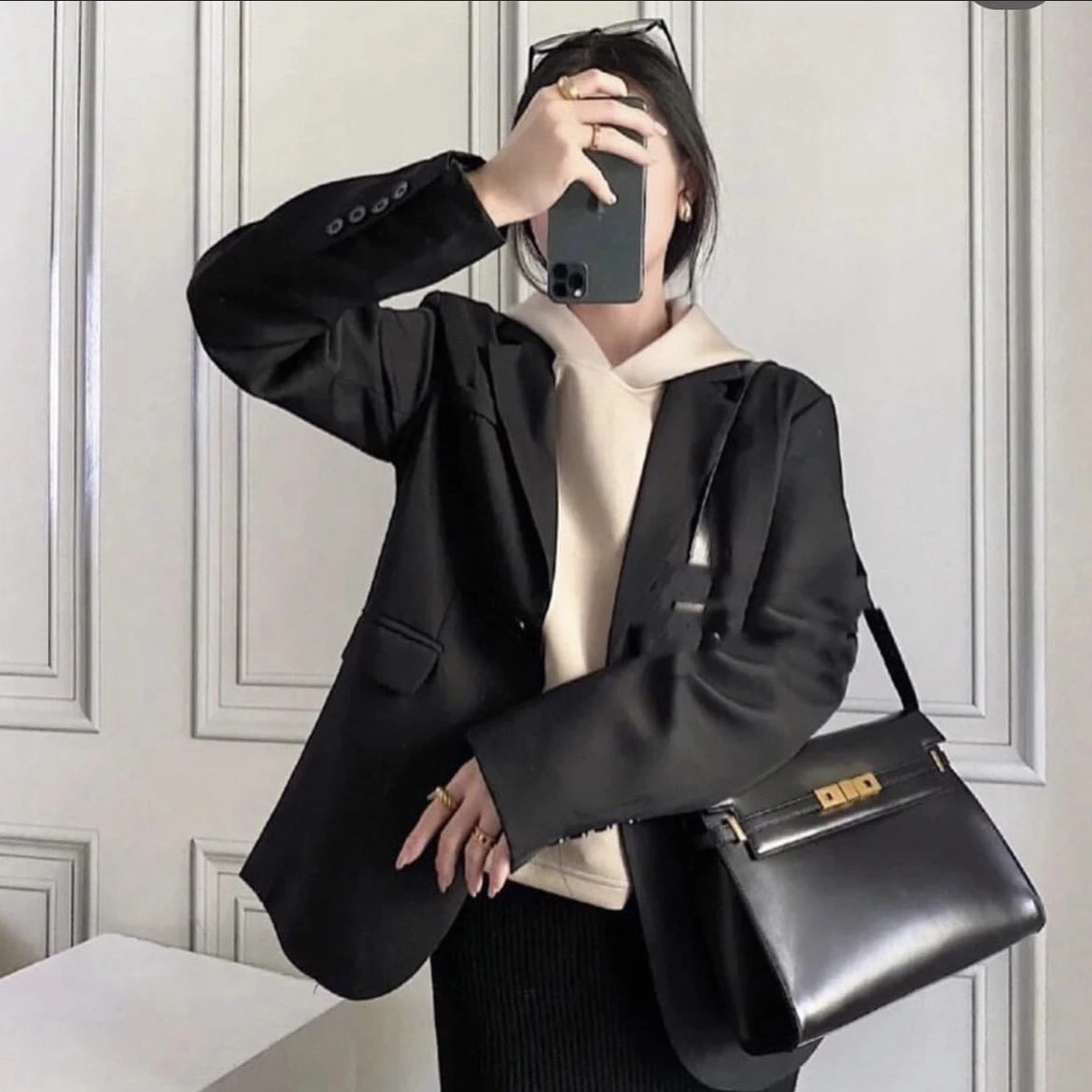 Mẫu túi này mang đậm tinh thần công sở. Dù thiết kế cứng cáp có phần cộng tuổi nhưng chẳng ai có thể từ chối độ sang chảnh của em nó.