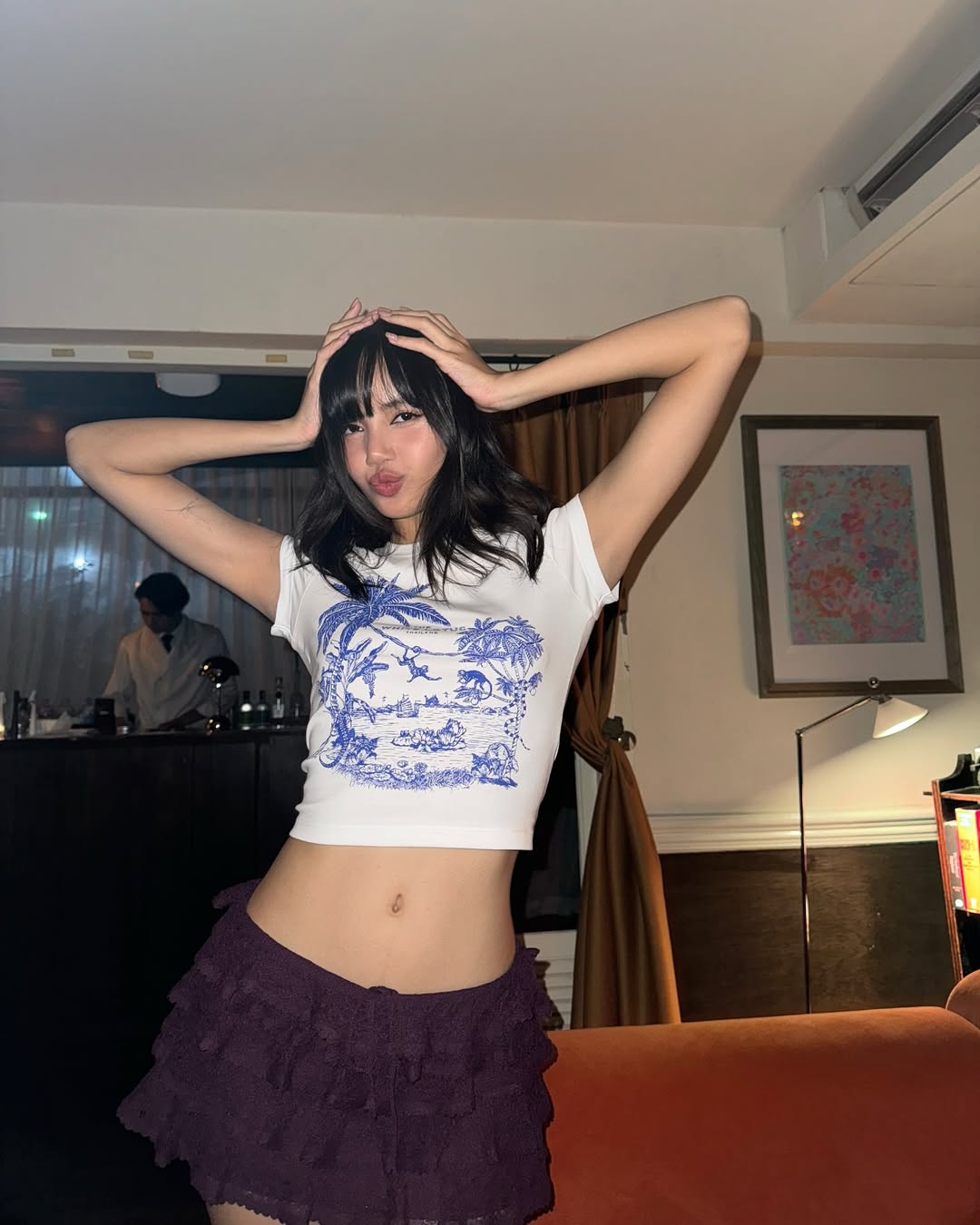 Lisa với váy ngắn và áo croptop bó sát