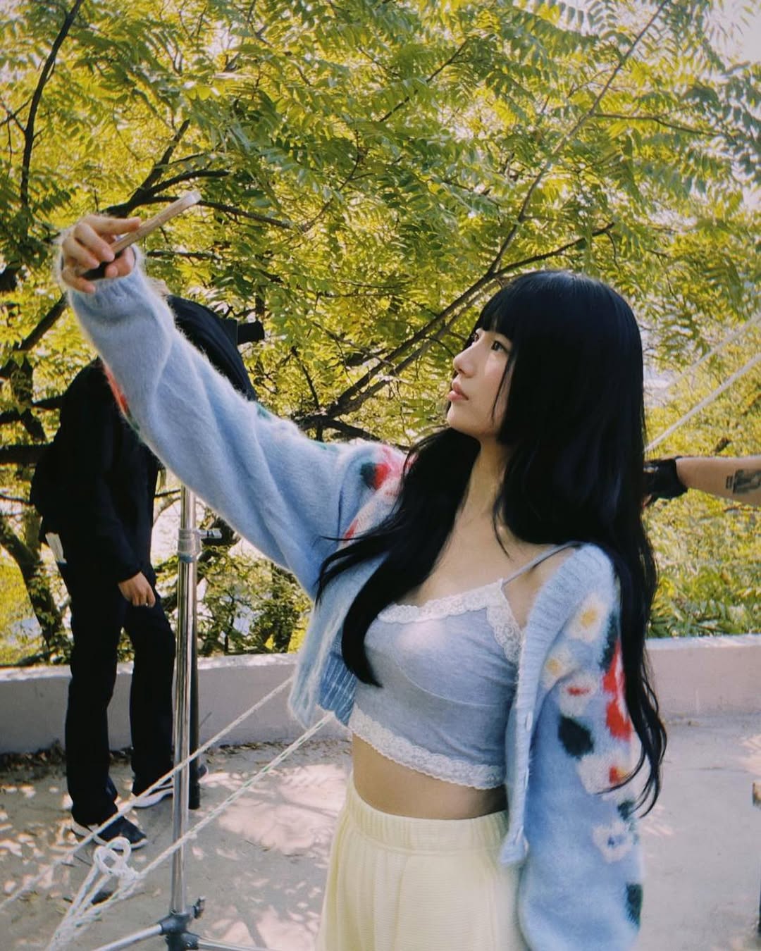 Cardigan và áo croptop bó sát