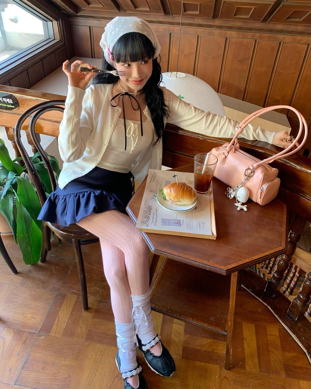 jjinii_ diện đồ màu vàng