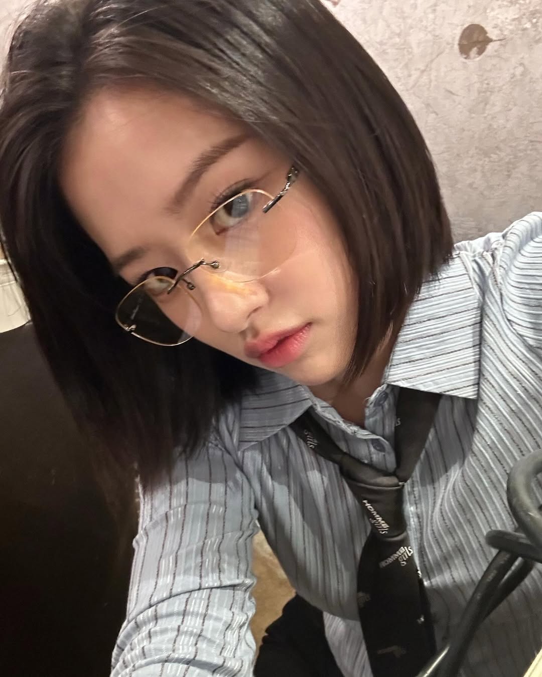 yujin và mắt kính không gọng