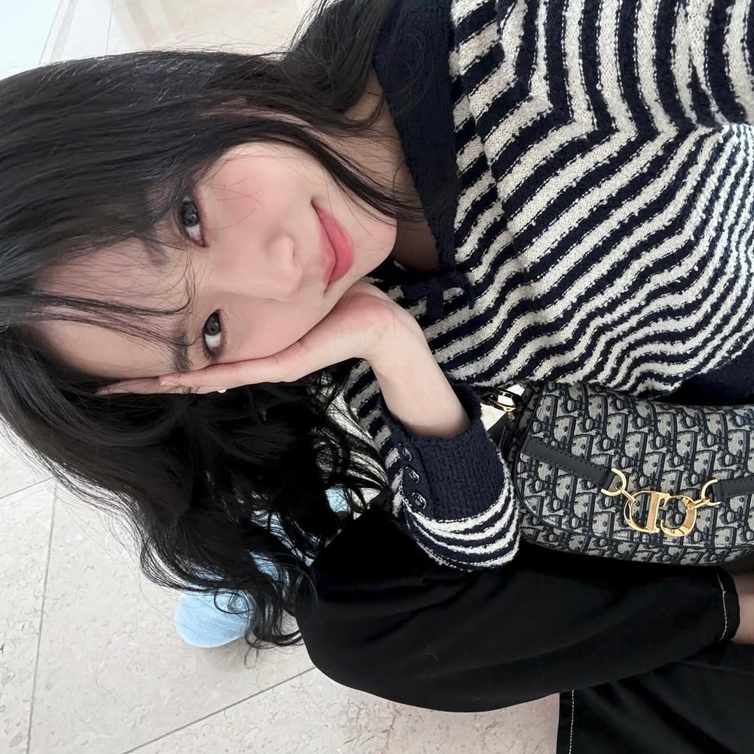 Jisoo mặc áo họa tiết kẻ sọc