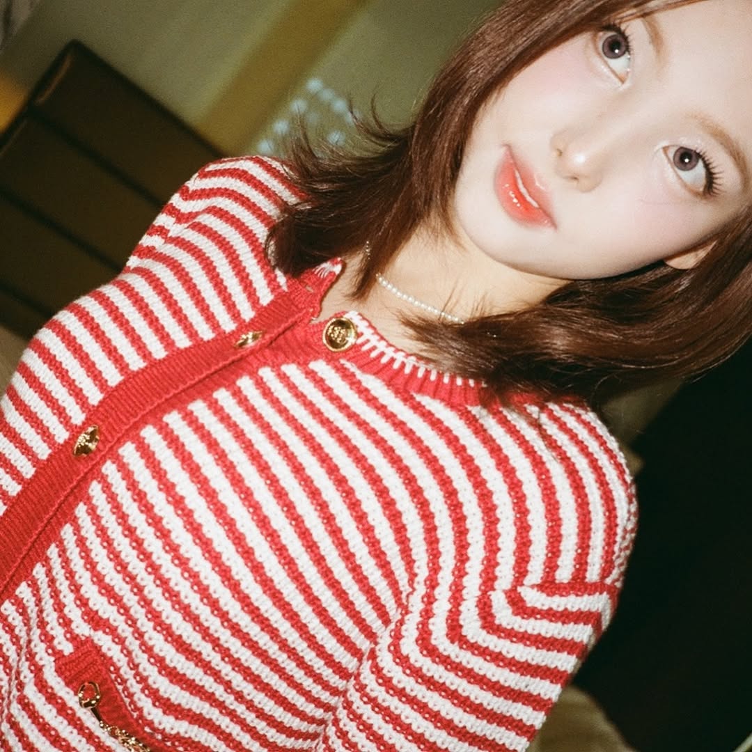 nayeonyny mặc áo họa tiết kẻ sọc