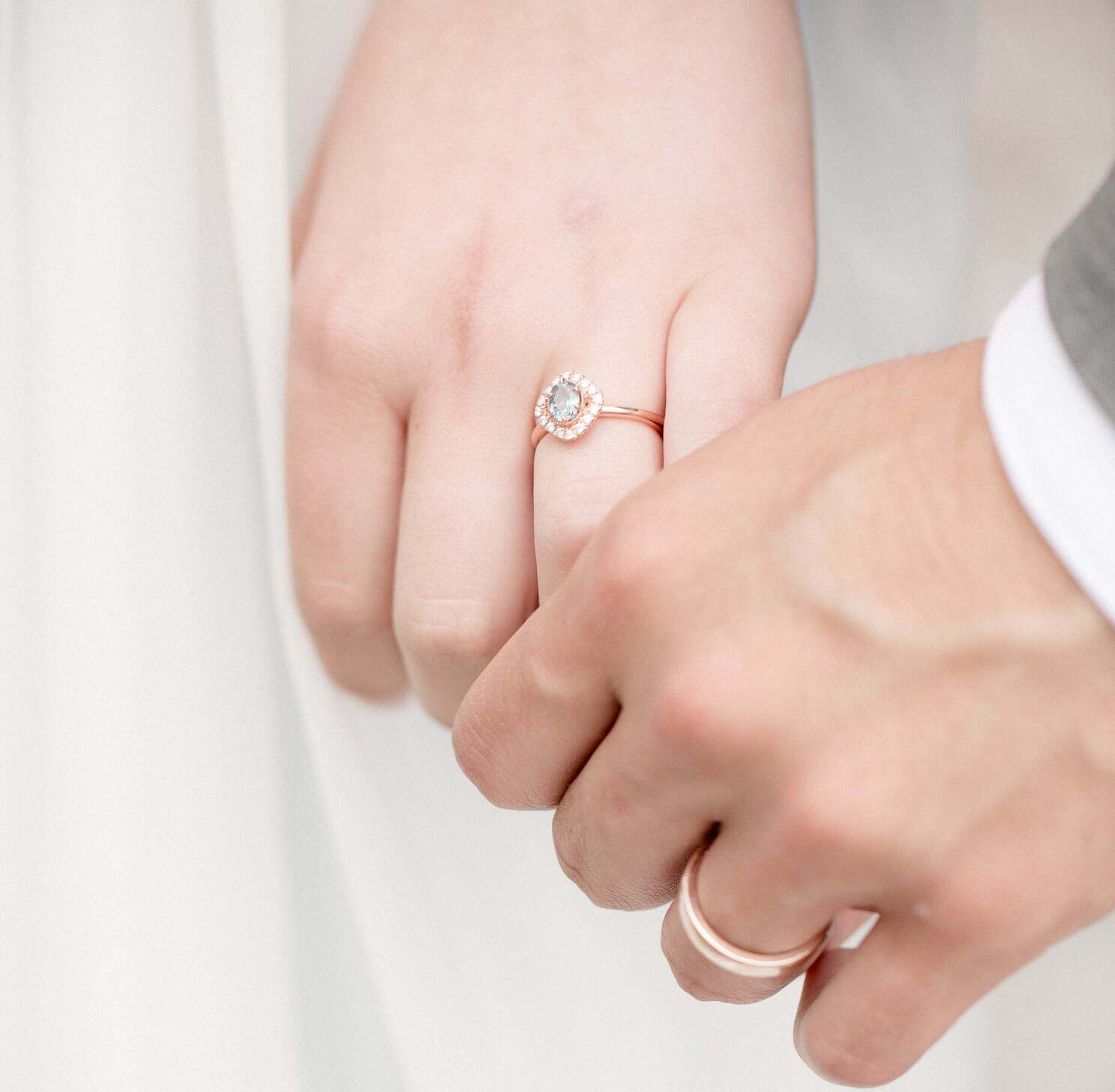 Nhẫn Cưới Thiết Kế và Nhẫn Cưới Đại Trà: Đâu Là Lựa Chọn Phù Hợp Cho Ngày Trọng Đại?