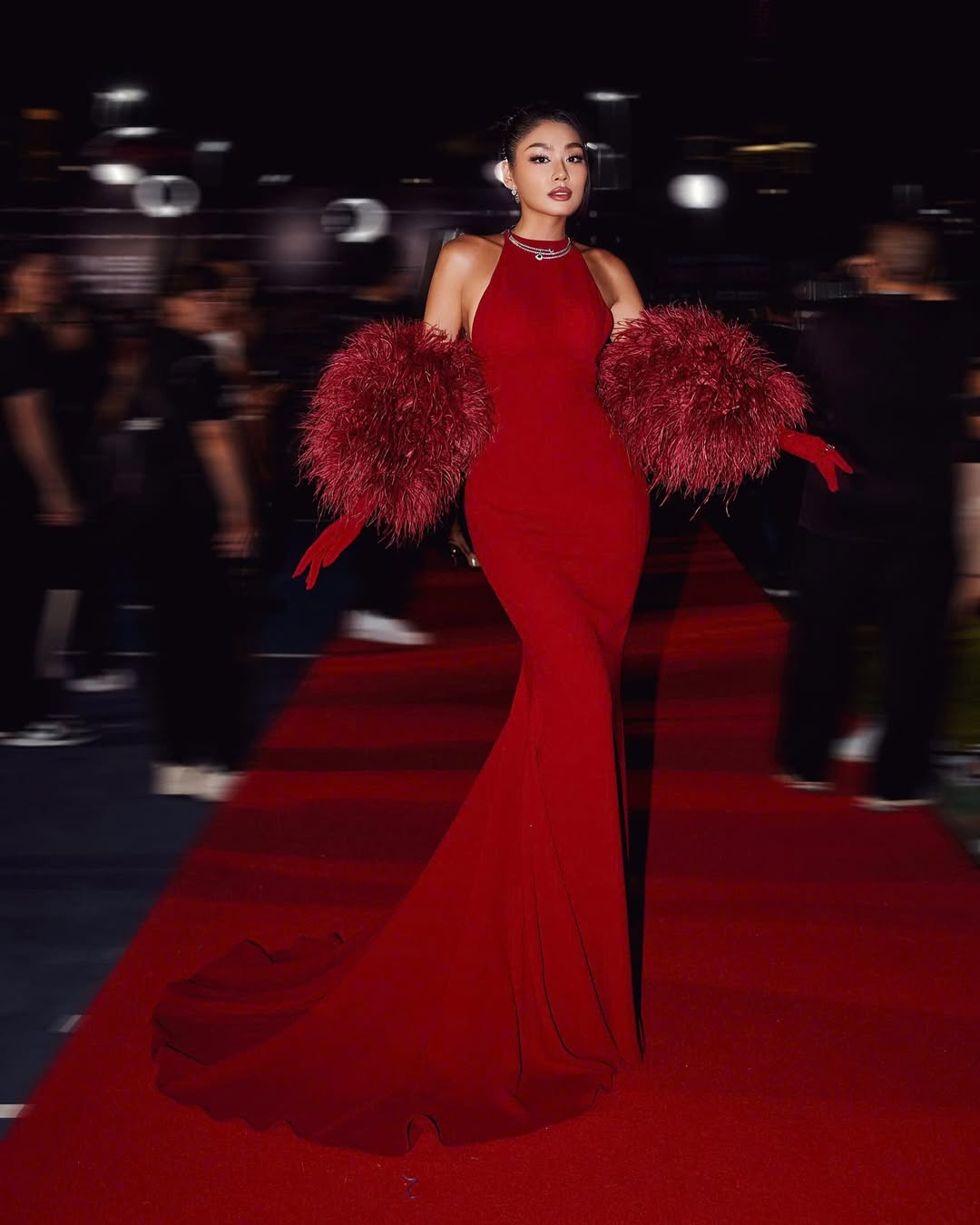 đầm cổ yếm đỏ đuôi cá 