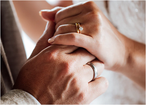 Nên Mua Nhẫn Cưới Platin (Bạch Kim) Hay Nhẫn Cưới Vàng? So Sánh Chi Tiết Dành Cho Cặp Đôi Hiện Đại