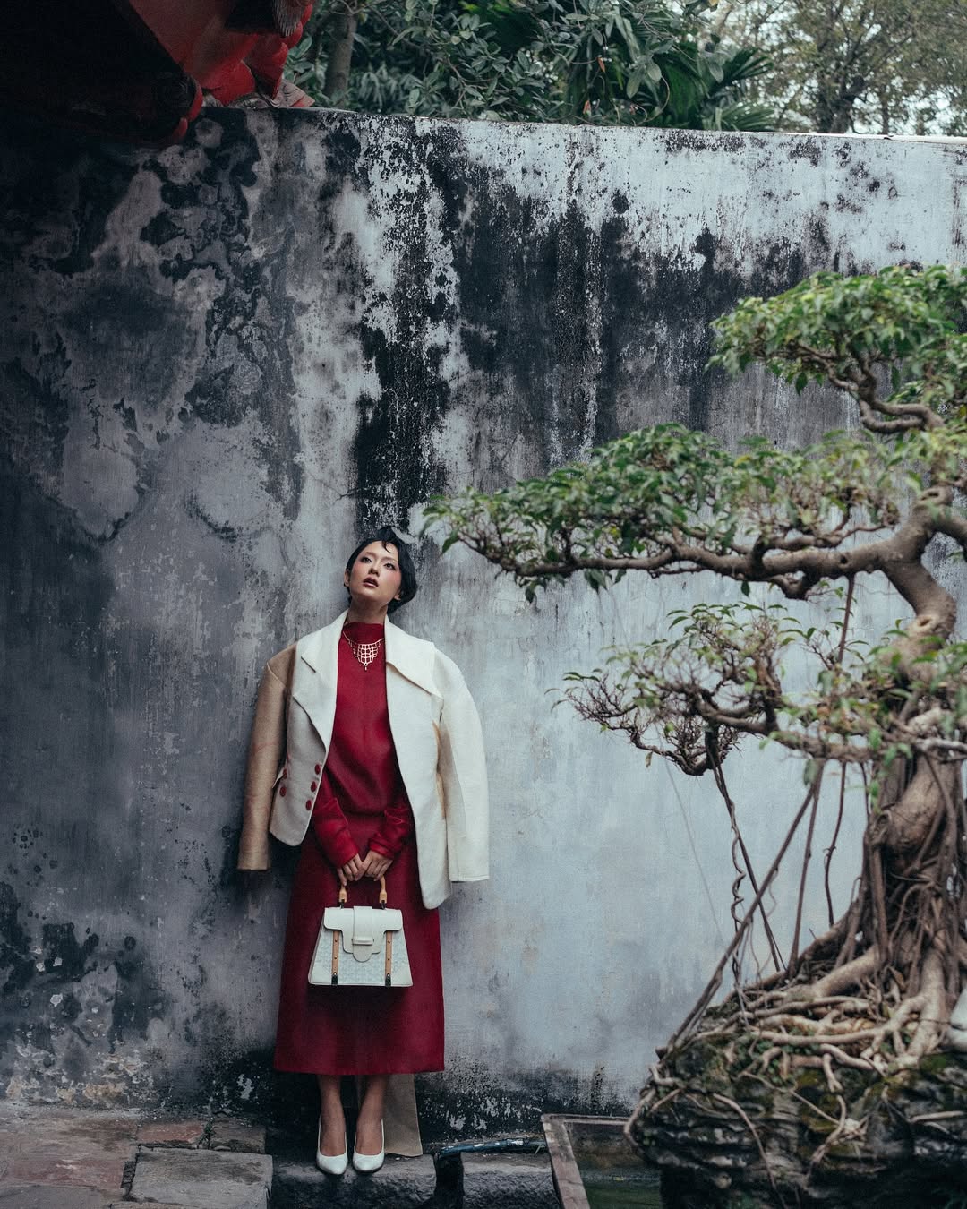 Hồ Thu Anh váy đỏ phối màu trắng