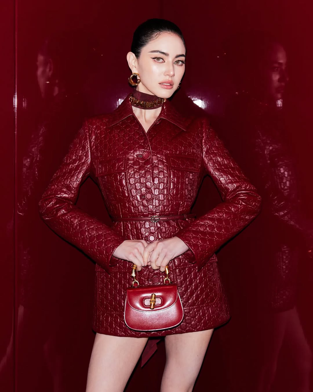 Mai Davika váy đỏ chất liệu da