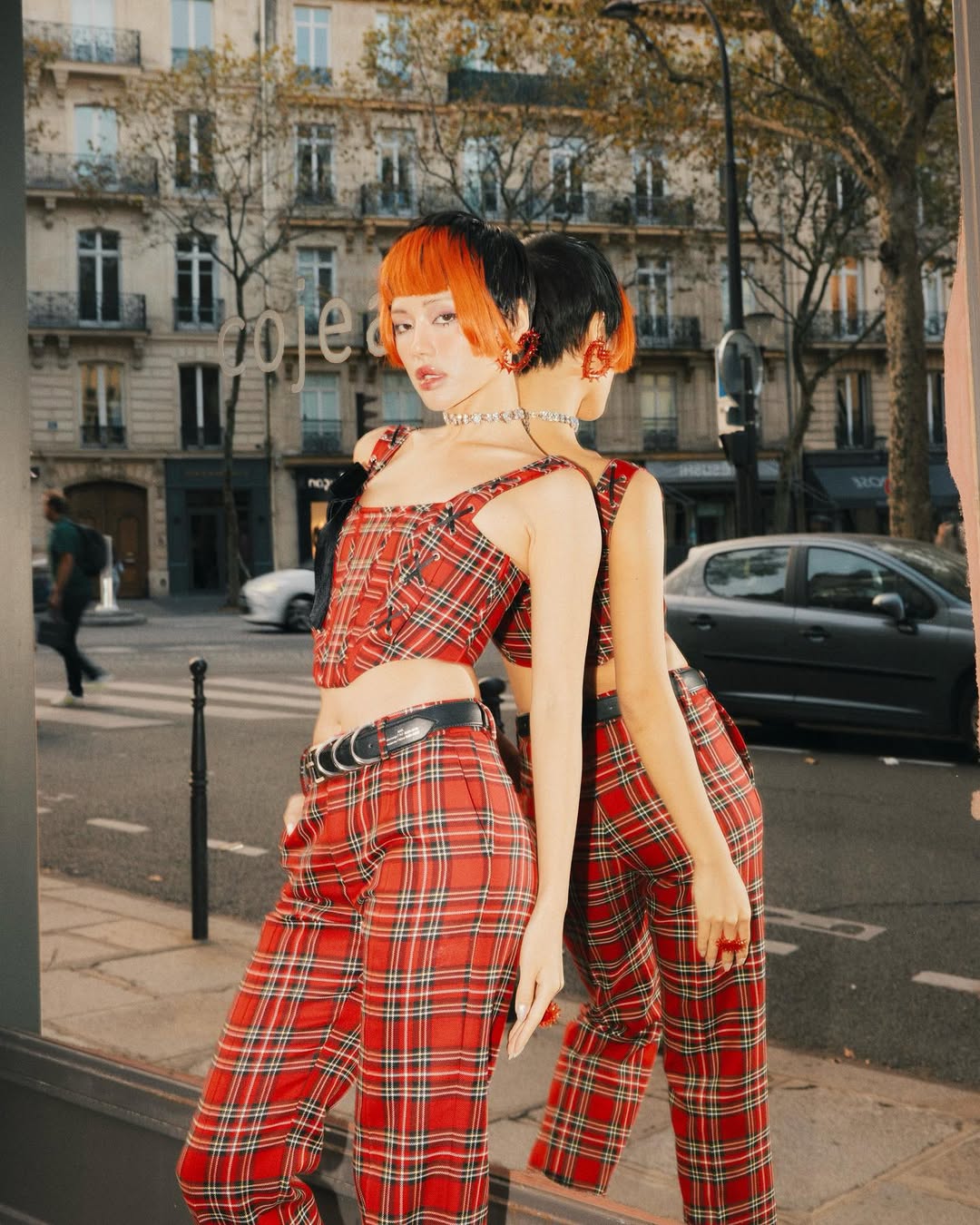 Khánh Linh cô em trendy và thời trang đỏ sọc ca rô