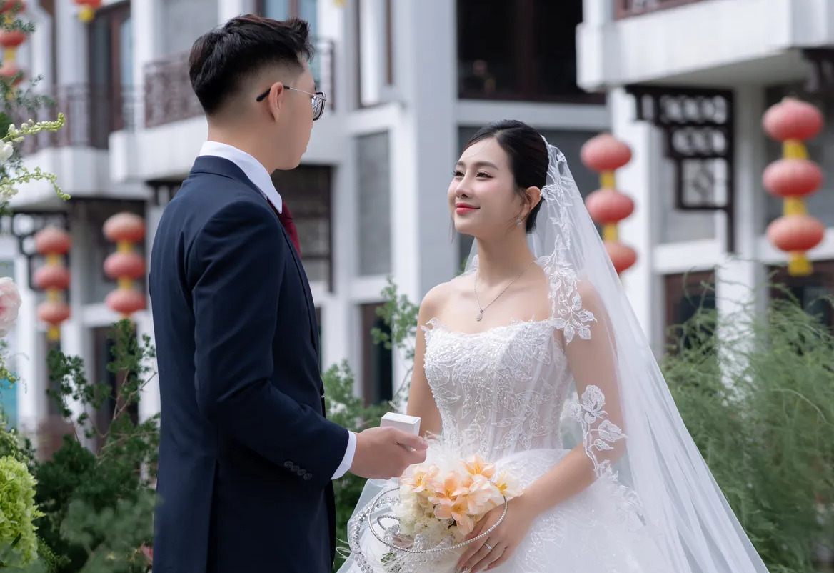 TRẢI NGHIỆM THỰC TẾ: CÔ DÂU SÀI GÒN VÀ HÀNH TRÌNH CHỌN NHẪN CƯỚI PLATINUM HOÀN HẢO TẠI SKYMOND LUXURY HCM