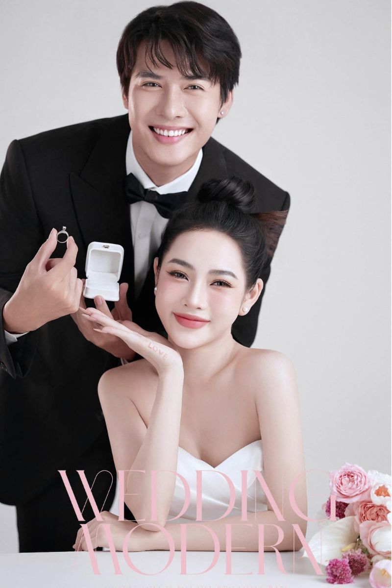 chụp ảnh với nhẫn cưới là lưu giữ kỷ niệm đẹp