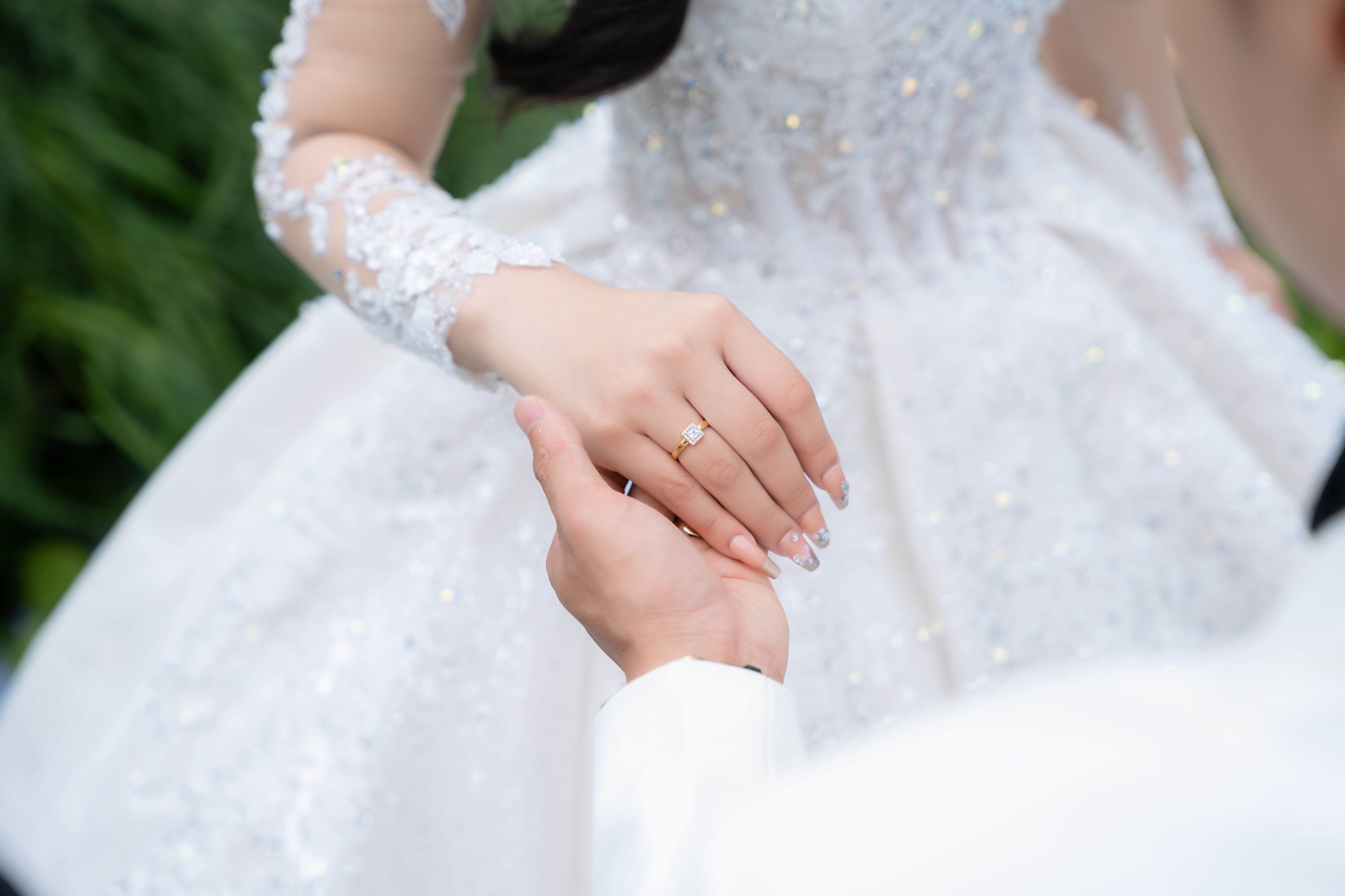 đeo nhẫn cưới tay nào