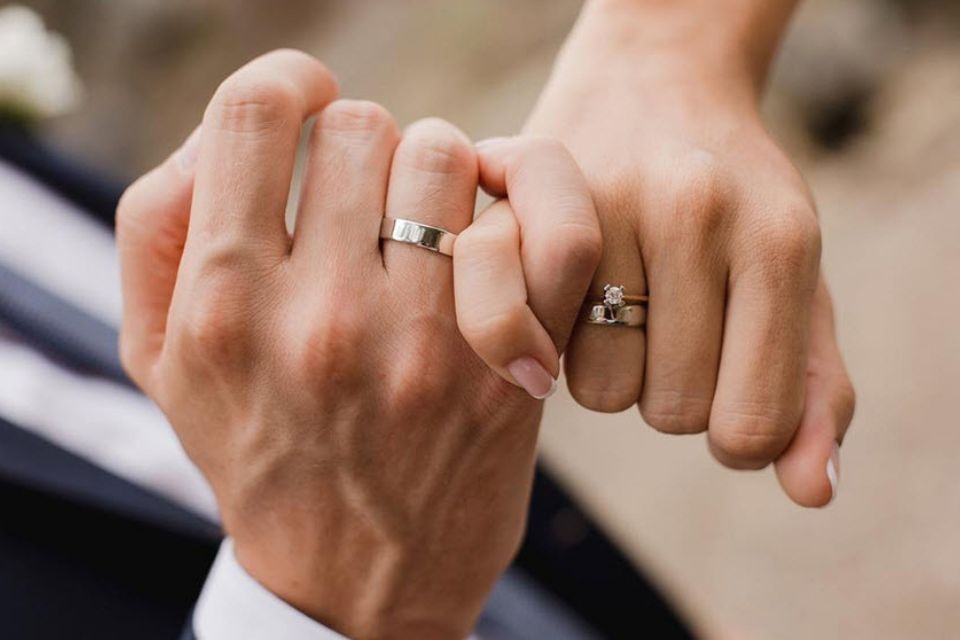 đeo nhẫn cưới tay nào là chuẩn nhất