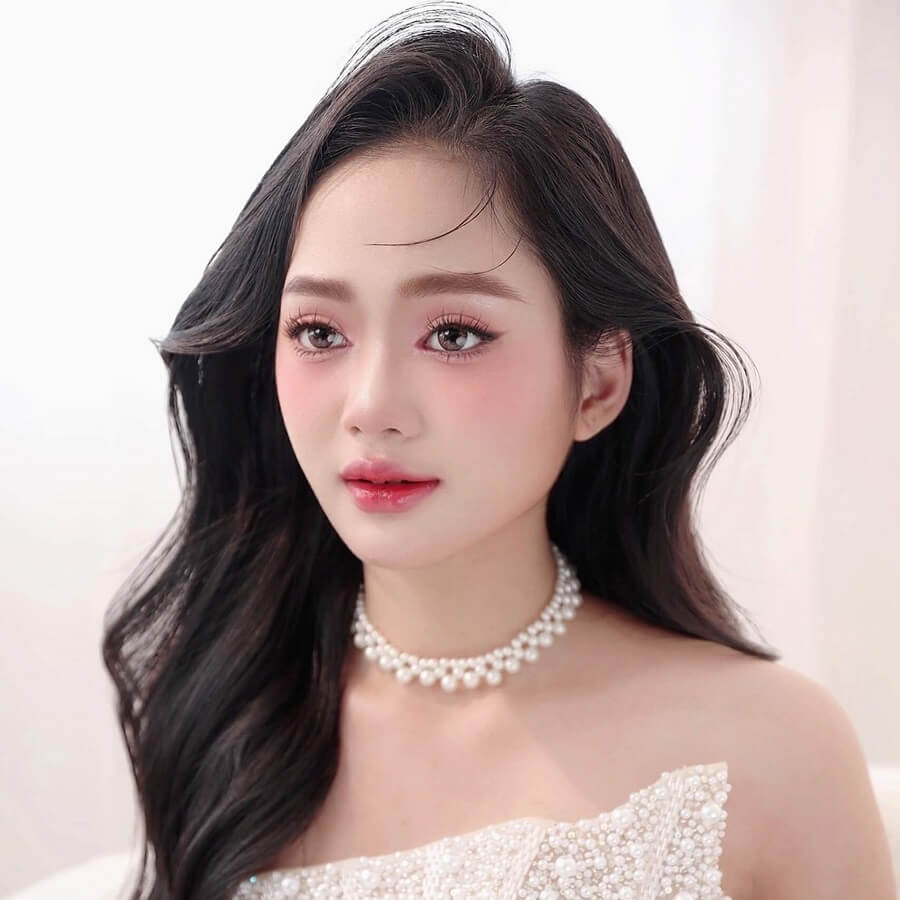 trang-diem-co-dau-tone-hong-diu-dang-xu-huong-2025