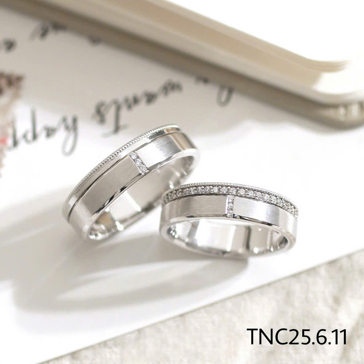 nhẫn kỷ niệm cưới vàng trắng 18k