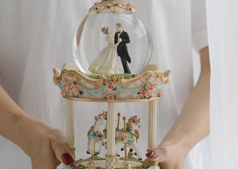 kết hợp nhẫn kỷ niệm cưới với các món quà khác