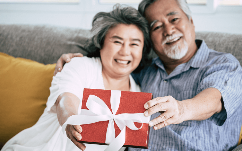 Gợi ý món quà ý nghĩa tặng kỷ niệm ngày cưới cho bố mẹ