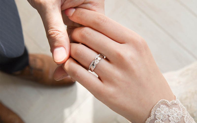 Kỷ niệm cưới nên tặng gì? Đặt quà kỷ niệm cưới ở đâu uy tín?