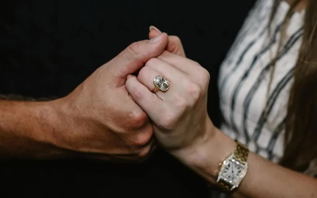 Nhẫn đính hôn của Taylor Swift được làm thủ công, trị giá hàng triệu USD