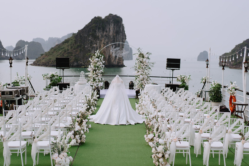 tiec-cuoi-tren-du-thuyen-bien-Ha-Long