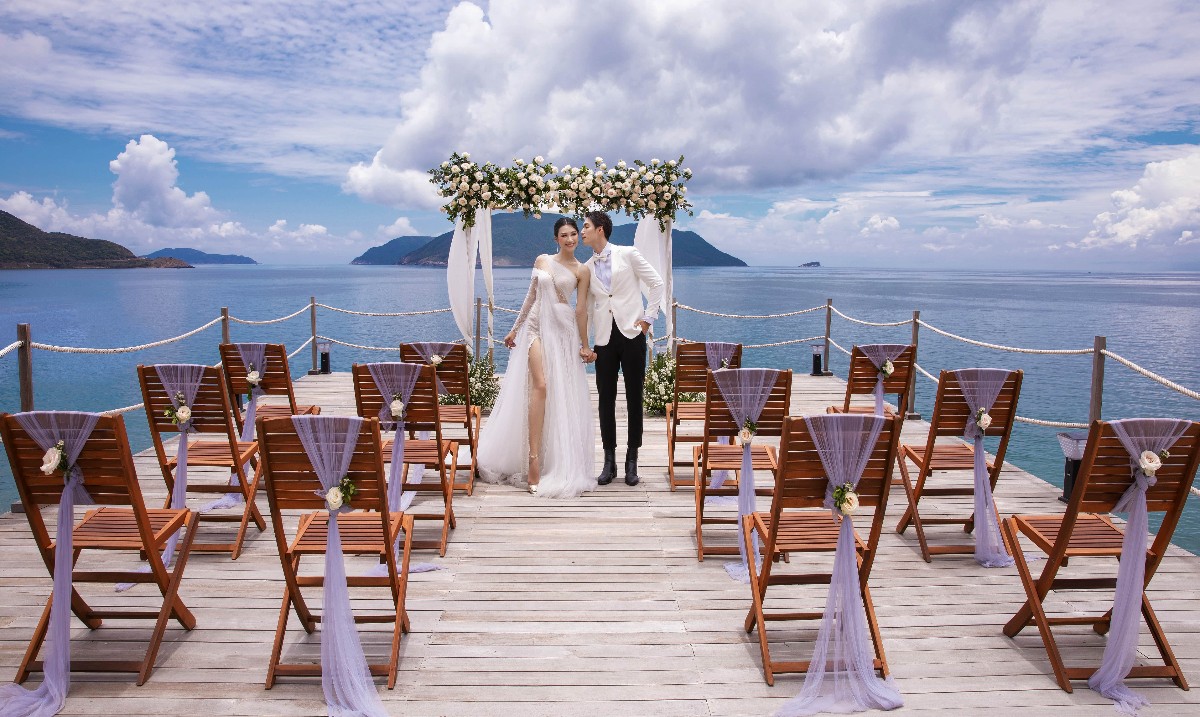 dam-cuoi-o-bien-con-dao