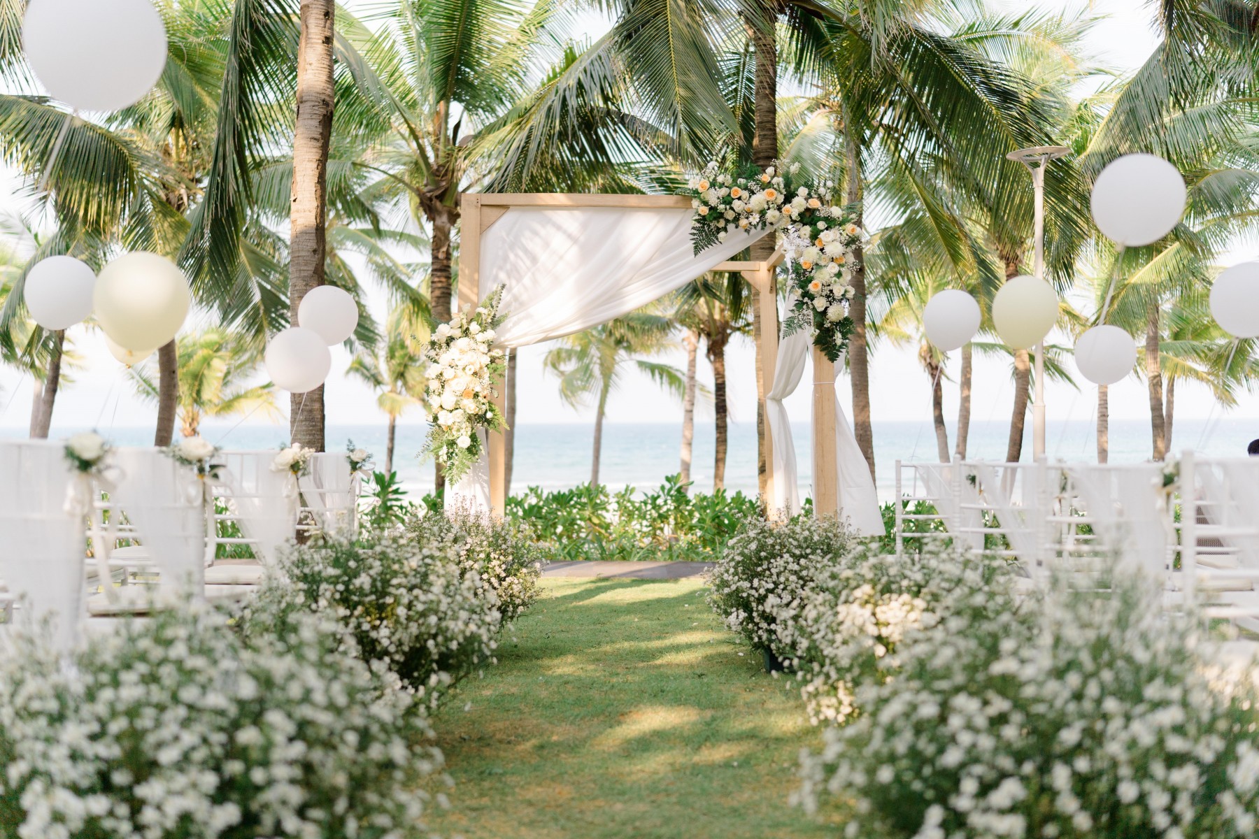 tiec-cuoi-trong-mo-tai-bien-Da-Nang