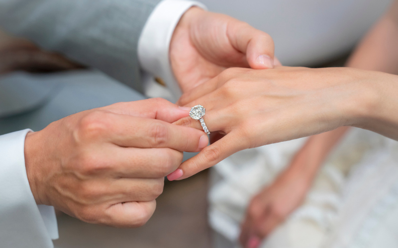 Vì Sao Nên Mua Nhẫn Kỷ Niệm Cưới Thiết Kế Platin Kim Cương?