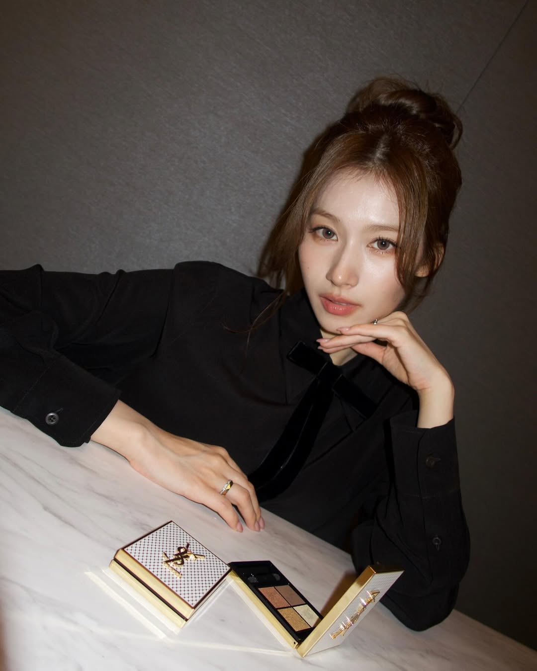 Sana Phối đồ cùng màu nâu