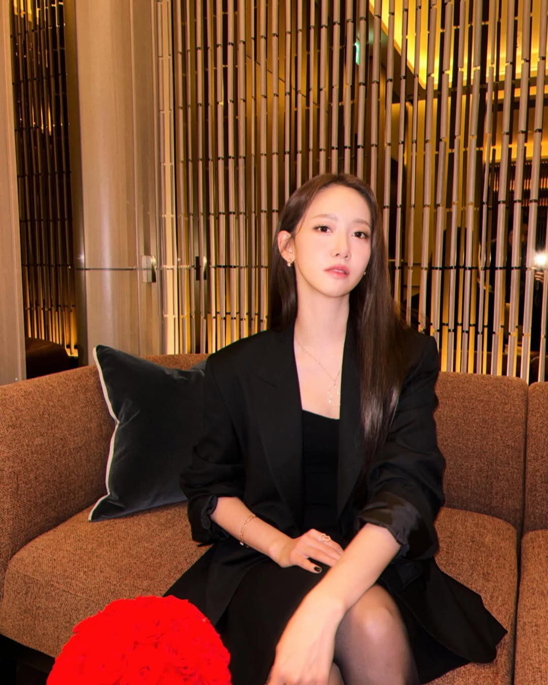 Áo vest đen của Yoona nâu