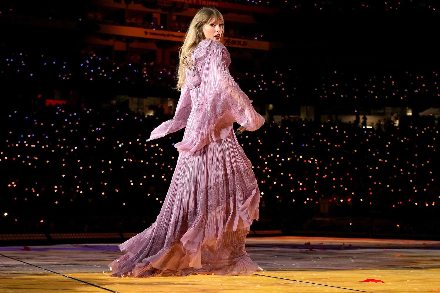 Taylor Swift diện đầm maxi tại concert Eras Tour 