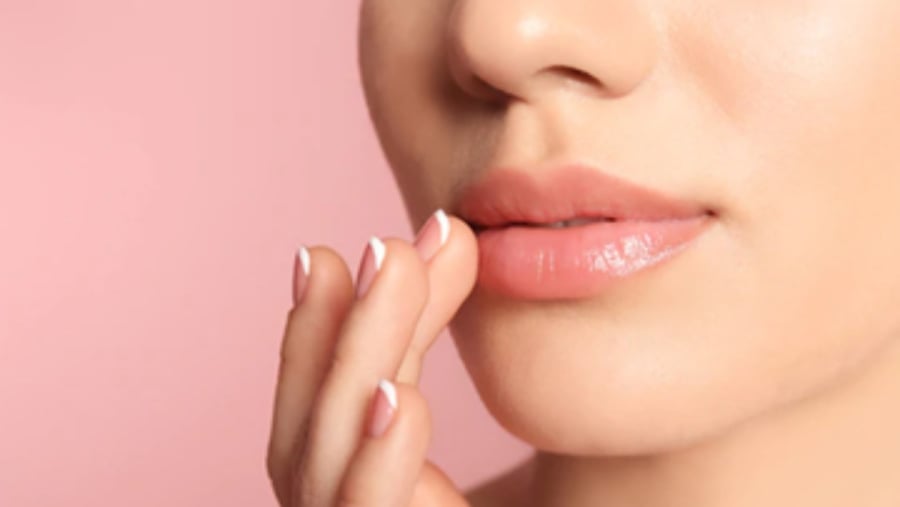 Chỉ với các nguyên liệu thiên nhiên quen thuộc, bạn có thể cải thiện sắc tố môi, trả lại vẻ tươi tắn và mềm mịn cho đôi môi.