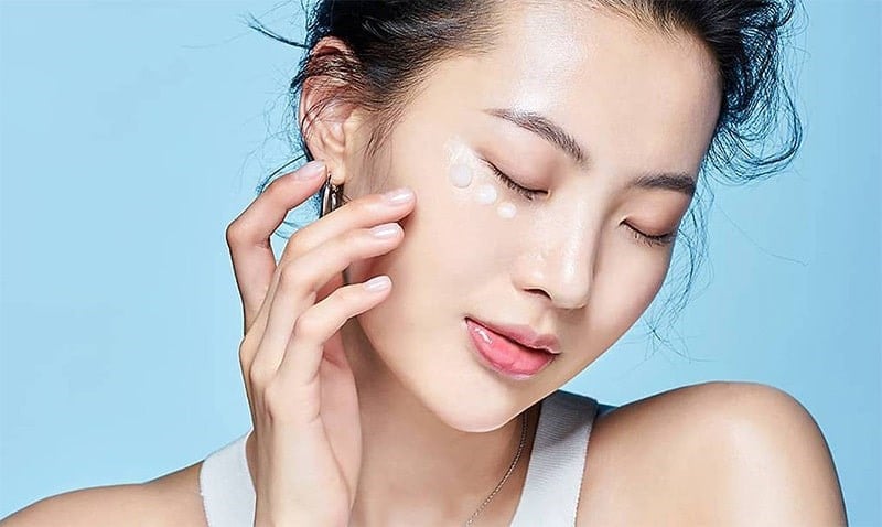 Sữa rửa mặt tạo nhiều bọt thường dựa vào sunfat để làm sạch nhưng đồng thời tước đi lớp dầu tự nhiên của da, để lại cảm giác căng khô