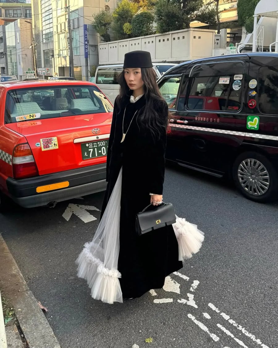 Thiết kế có phom cấu trúc rõ ràng giúp tôn lên sự sang trọng của áo khoác dạ A-line, măng tô cổ điển hay quần tây ống rộng.