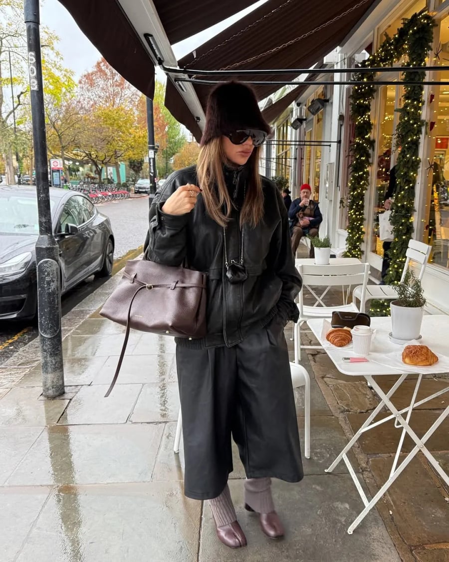 Chiếc mũ bucket quen thuộc được làm mới bằng chất liệu lông xù mohair tạo cảm giác mềm mại và rất phù hợp cho mùa lạnh.