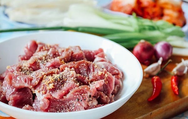 Nguyên liệu thịt bò để nấu canh rong biển thịt bò