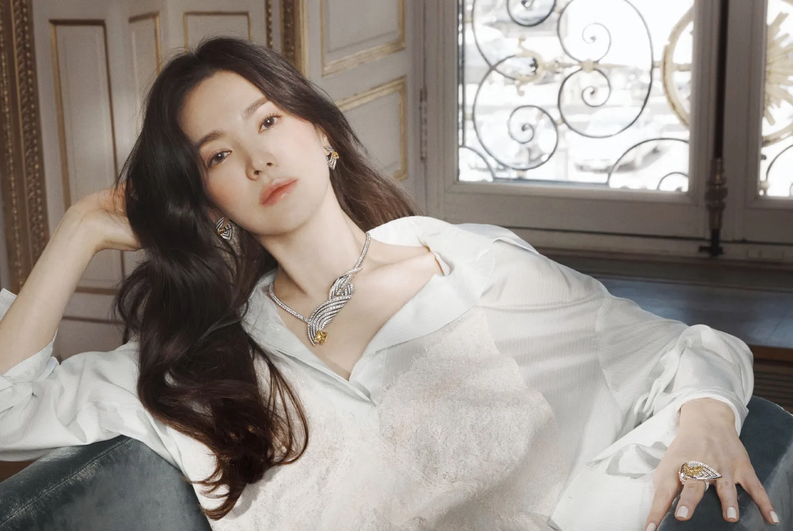 Bí quyết mặc quần jeans đẹp như Song Hye Kyo cho tuổi 40