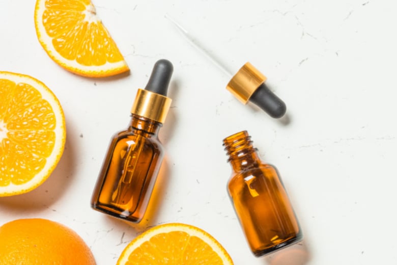 Vitamin C là một dạng chất chống oxy hóa quan trọng, không chỉ tham gia vào cơ chế tăng cường sức đề kháng mà còn có tác động sâu rộng đối với sức khỏe làn da. 