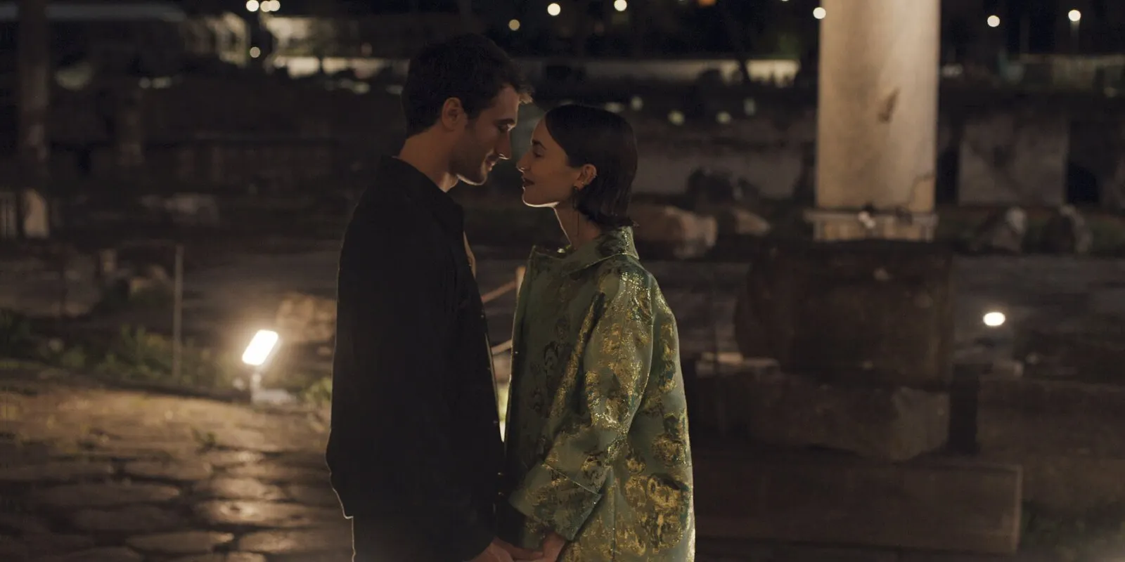 elle-emily-cooper-lily-collins-mac-gi-trong-emily-in-paris-mua-5 (2)