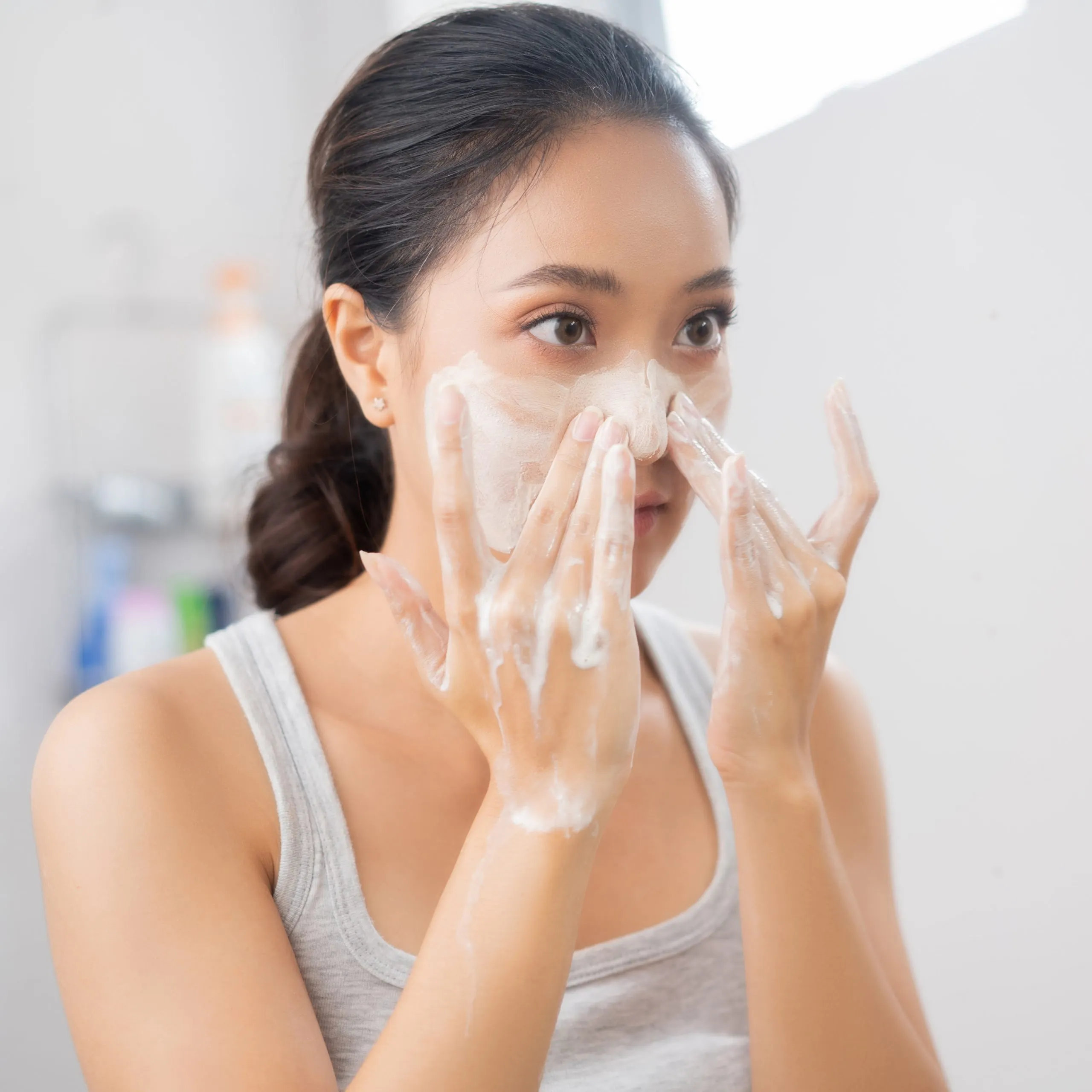 Hình ảnh cô gái rửa mặt nhẹ nhàng để phục hồi hàng rào bảo vệ da.