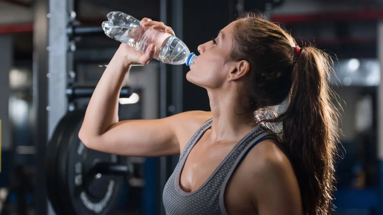 Vì sao chúng ta thường uống nước liên tục khi căng thẳng?